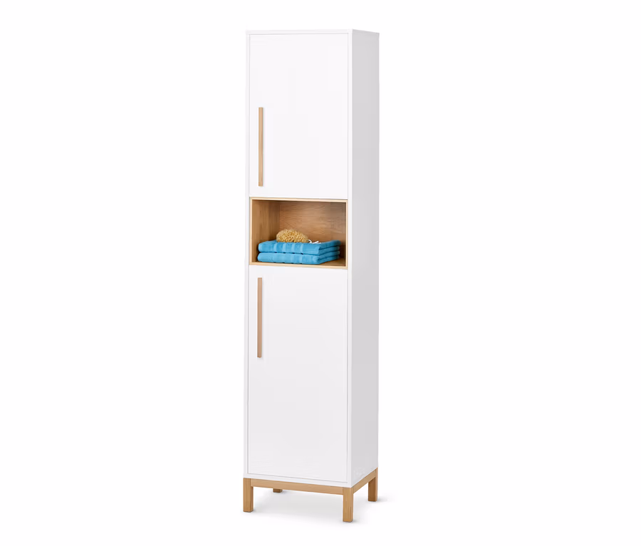 Armoire haute de salle de bain «Eklund» blanche avec deux portes et une étagère ouverte avec des serviettes bleues et une éponge.