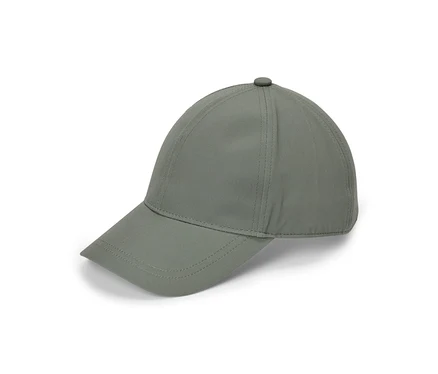 Une casquette de baseball grise est posée sur un fond blanc.