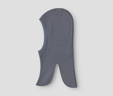Une cagoule grise, couvrant la tête et le cou, avec une ouverture pour le visage.