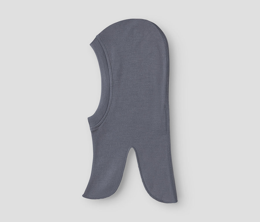 Une cagoule grise, couvrant la tête et le cou, avec une ouverture pour le visage.