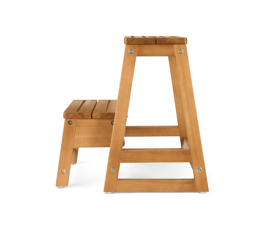 Un marchepied escamotable en bois massif avec deux marches.