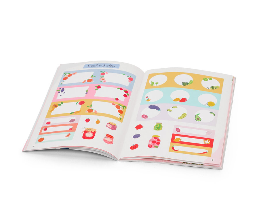 Un livre ouvert intitulé "Étiquettes de cuisine" avec des illustrations de fruits, de légumes et d'étiquettes inscriptibles vierges.