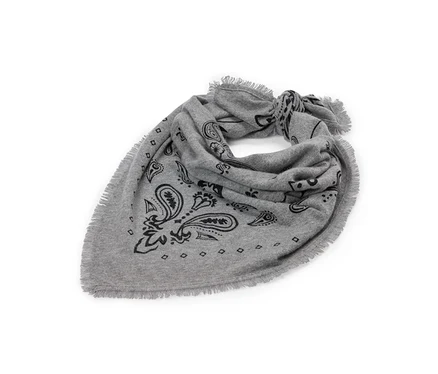 Bandana tricoté gris en laine et cachemire avec motif cachemire noir, bords frangés et un nœud.