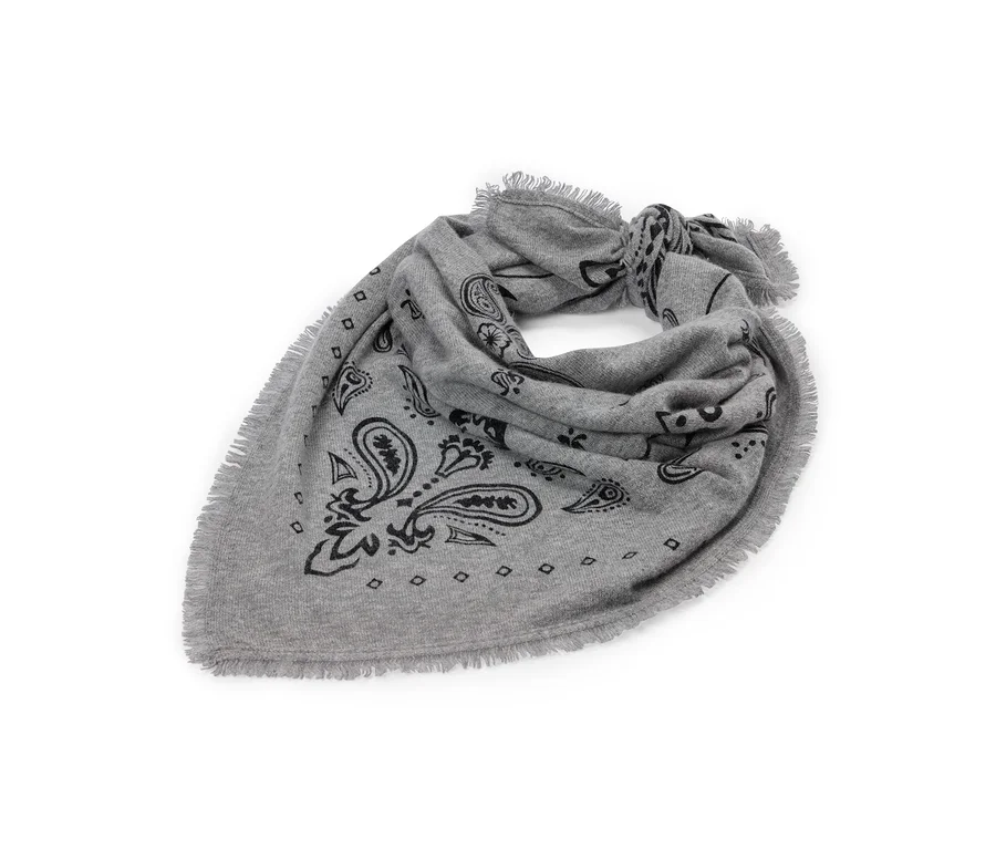 Bandana tricoté gris en laine et cachemire avec motif cachemire noir, bords frangés et un nœud.