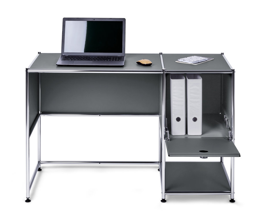 Bureau en métal « CN3 » gris avec porte abattante, sur lequel reposent un ordinateur portable et une souris.
