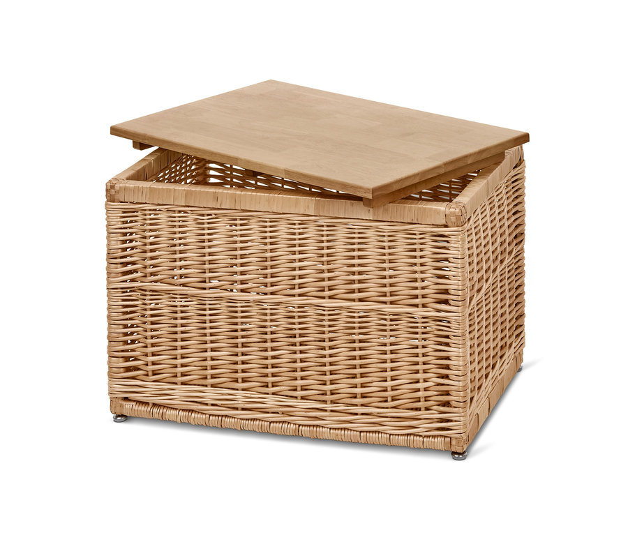 Un coffre tressé partiellement ouvert avec un couvercle en bois.