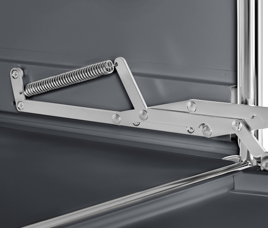 Gros plan sur le système d'ouverture argenté d'une armoire métallique grise « CN3 ».