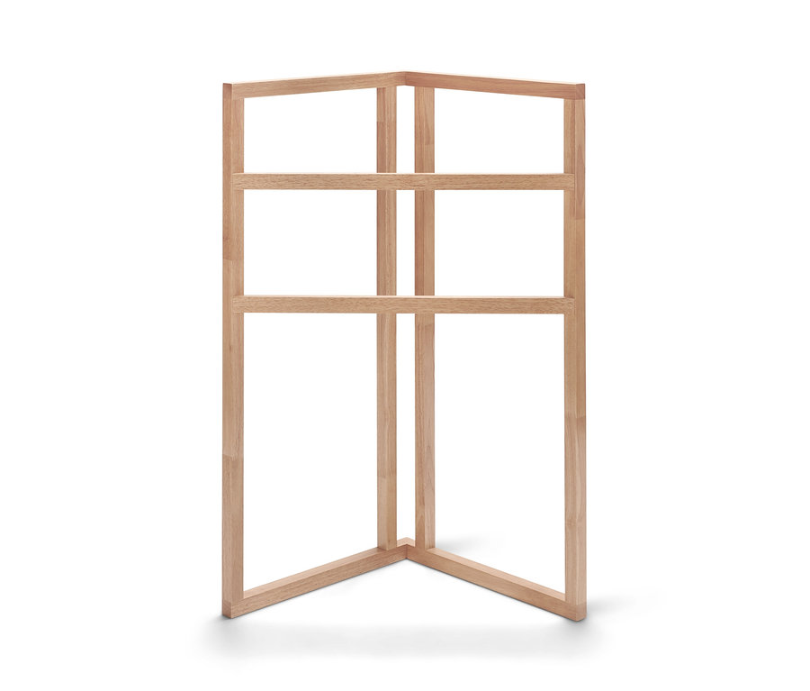 Étagère d'angle pour serviettes en bois clair avec trois étagères.