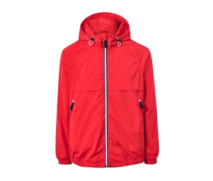 Veste coupe-vent rouge avec fermeture éclair au centre.