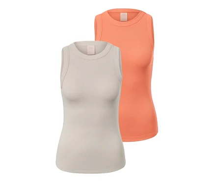 Deux hauts de sport, un orange et un crème, sont posés l'un à côté de l'autre.