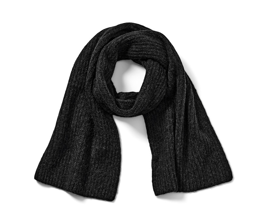 Une écharpe en maille anthracite posée sur un fond blanc.