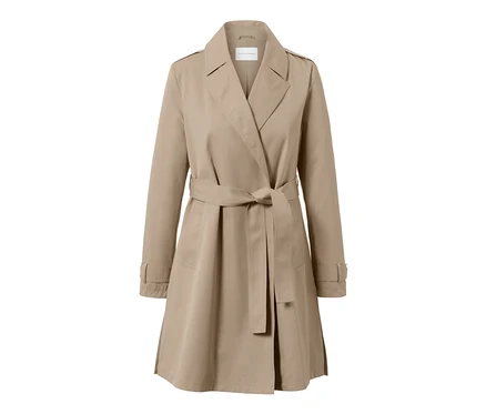 Un trench-coat beige avec une ceinture.