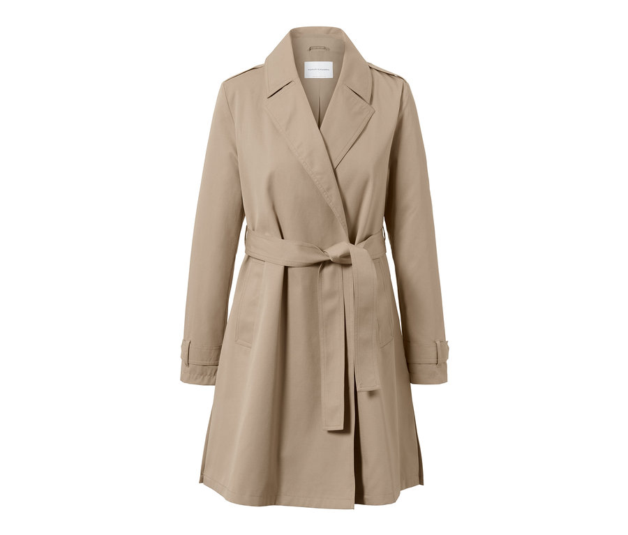 Un trench-coat beige avec une ceinture.