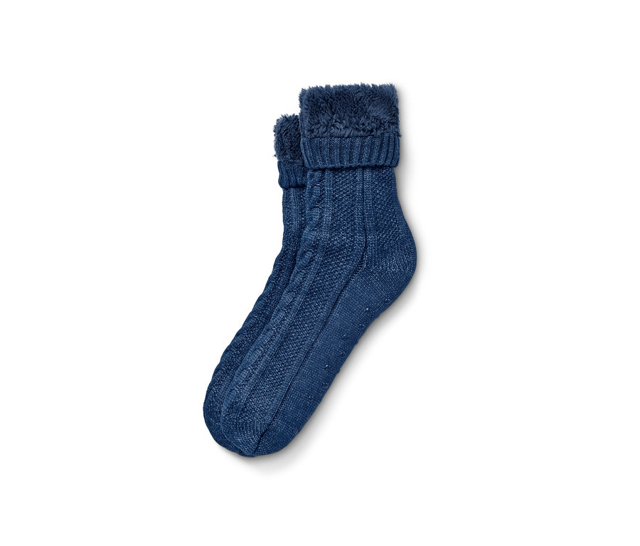 Une paire de chaussons-chaussettes bleus sur fond blanc.