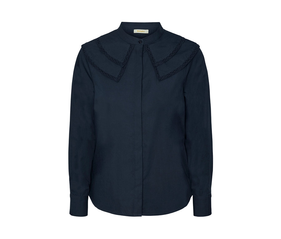 Chemisier bleu marine avec encolure à volants.