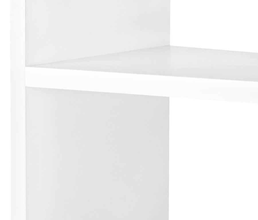 Gros plan d'une étagère de porte blanche.