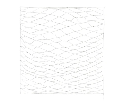 Gros plan d'un filet lumineux d'extérieur à LED. Le filet blanc est étalé sur un fond blanc.