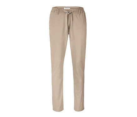 Un pantalon chino confortable beige est présenté.