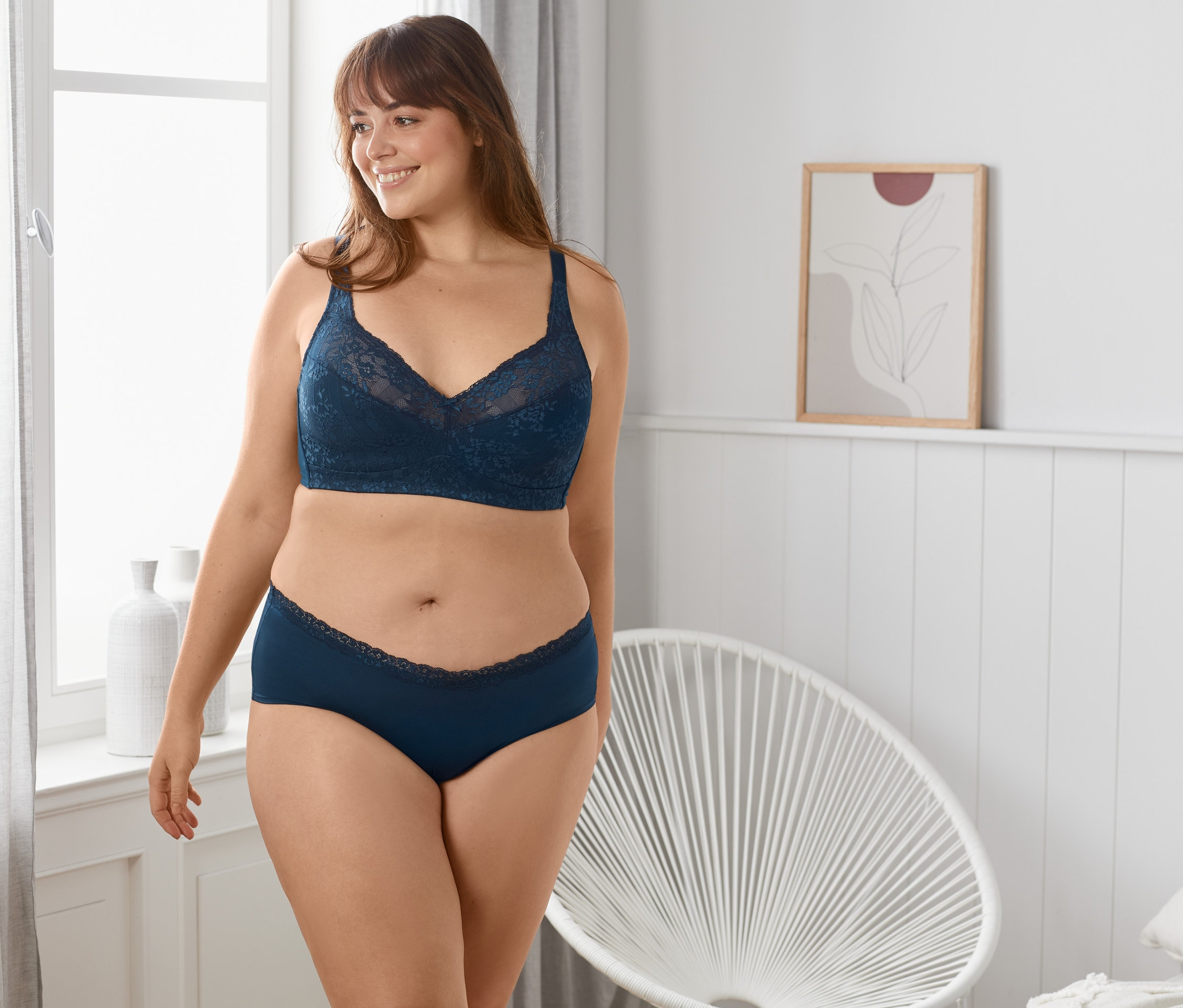 Femme portant un soutien-gorge doux et une culotte.