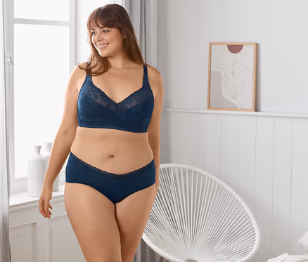 Femme portant un soutien-gorge doux et une culotte.