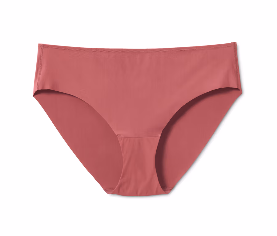 Un slip rose Magic-Cut, faisant partie d'un ensemble de 5, est posé sur un fond blanc.