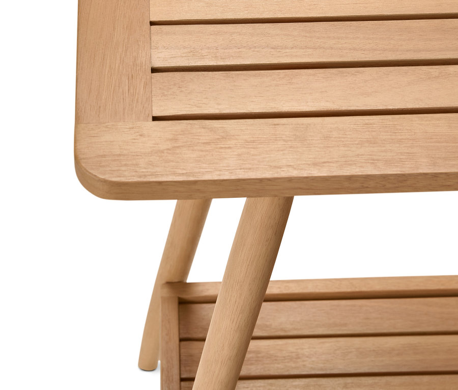 Gros plan sur une table console à 2 niveaux en bois naturel avec un plateau supérieur et inférieur à lattes.