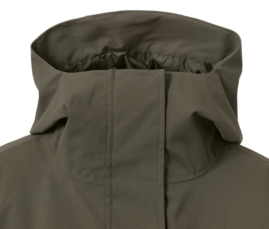 Gros plan sur un manteau de pluie 3-en-1 olive avec gilet, la capuche est relevée.