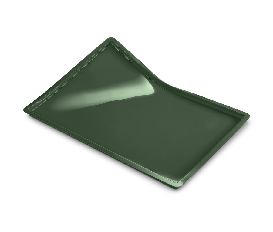 Une feuille de cuisson réutilisable verte avec bord repose sur un fond blanc.
