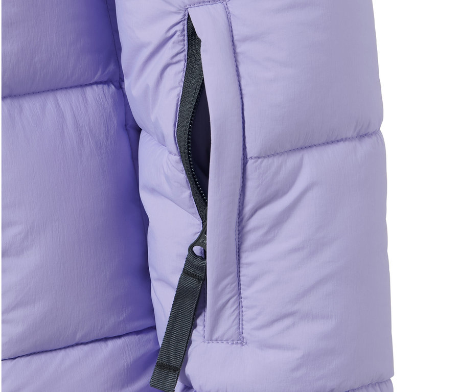 Détail d'une veste de ski matelassée avec une poche zippée.