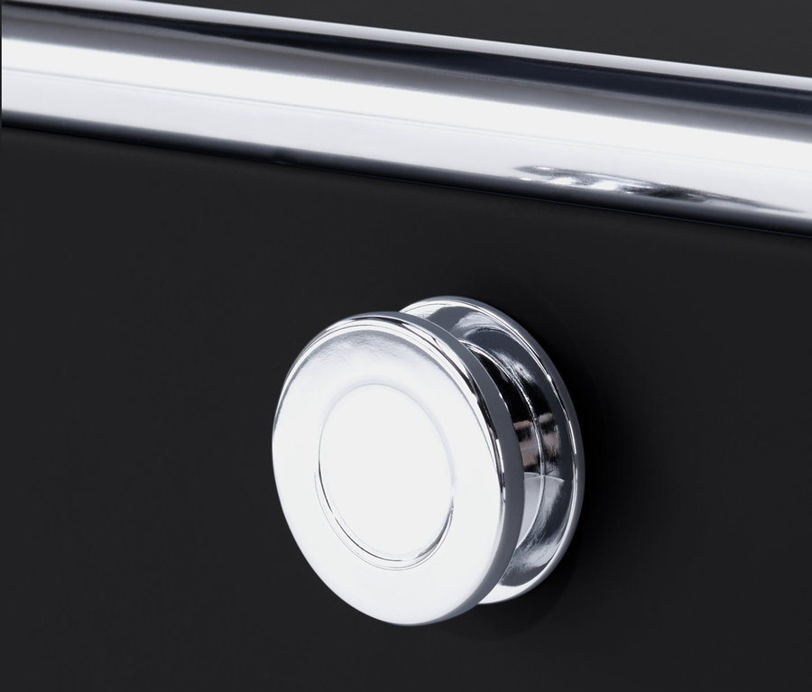 Gros plan d'un buffet bas « CN3 » noir avec poignée et bouton chromés.