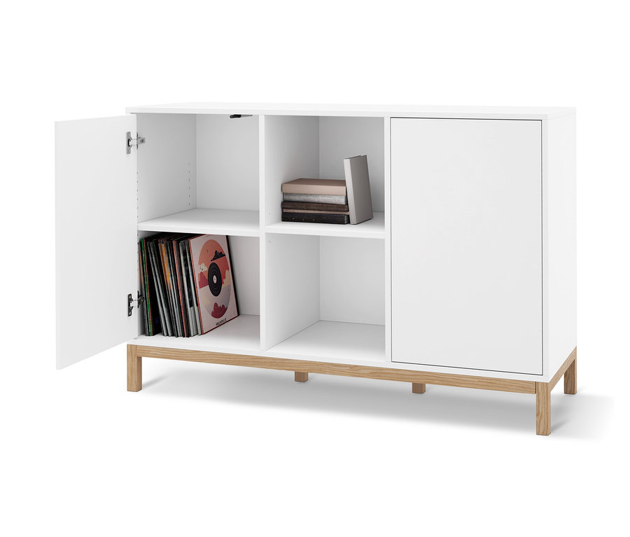 Buffet blanc avec une porte partiellement ouverte, des disques et des livres à l'intérieur.