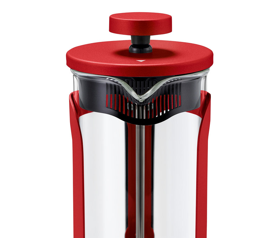 Gros plan d'une cafetière à piston rouge de 300 ml pour 2 tasses.