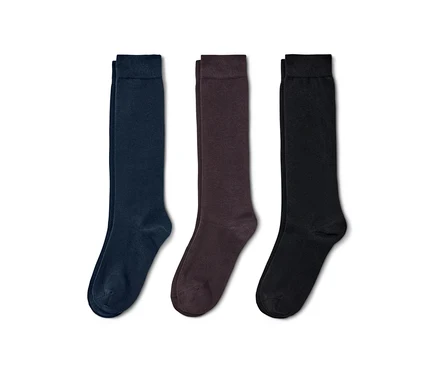 Trois paires de grandes chaussettes bleu foncé, marron et noire.