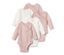Gros plan sur cinq bodies évolutifs pour bébé roses et blancs.