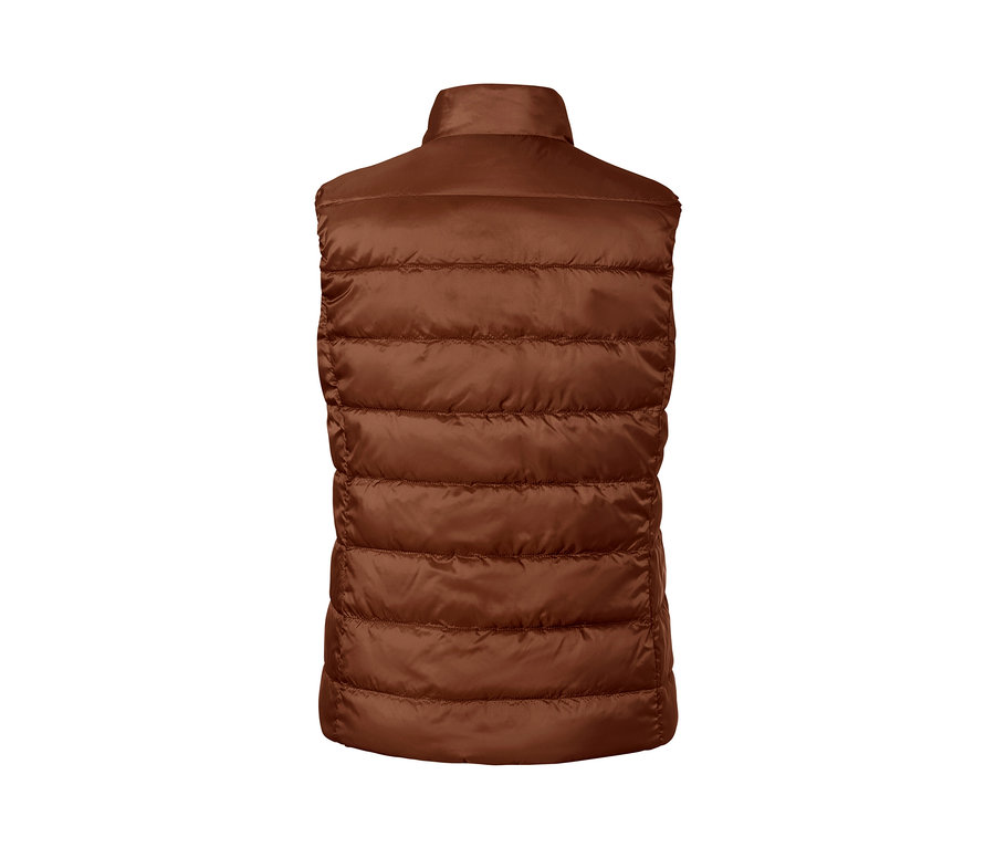 Détail du dos d'un gilet matelassé réversible.