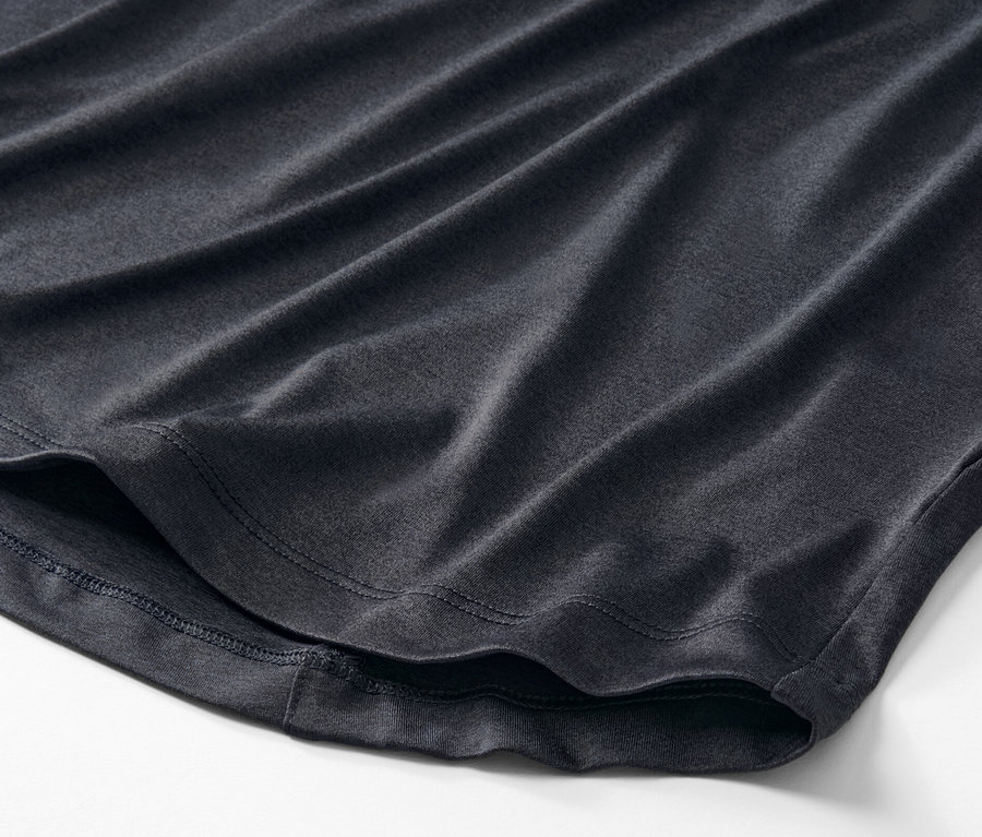 Vue détaillée d'un t-shirt technique.