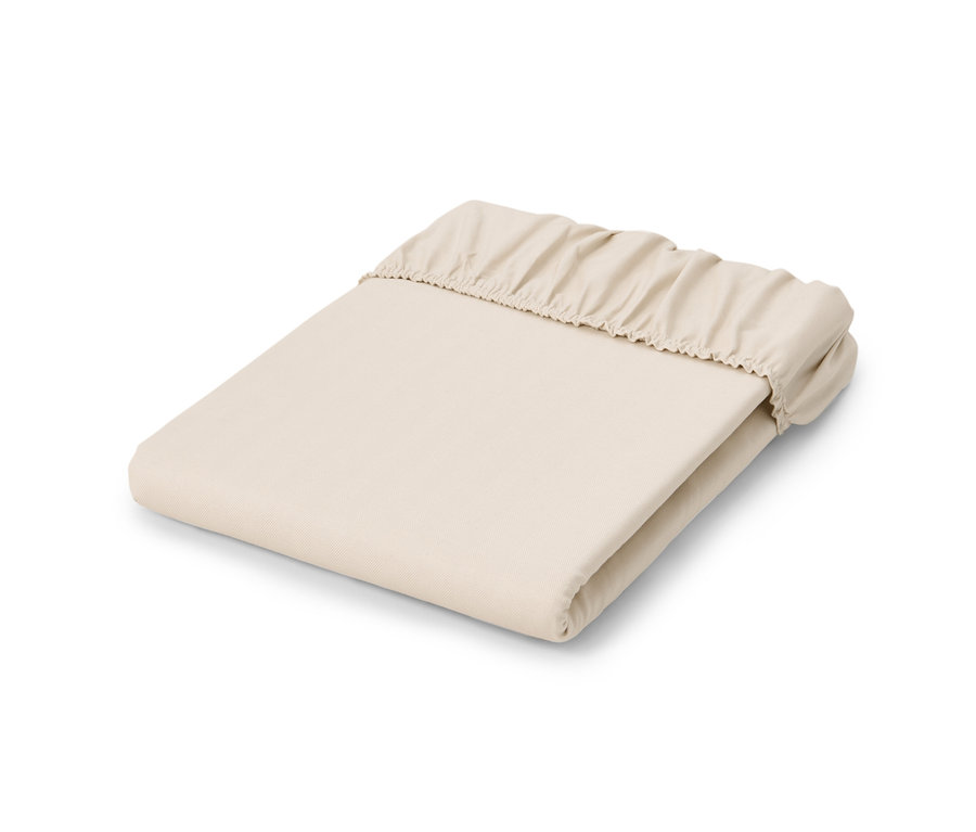 Un drap-housse en flanelle noble beige, de taille normale et grande taille, plié sur un fond blanc.