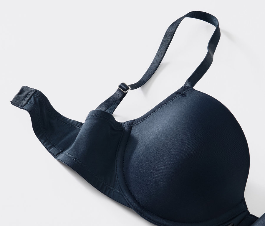 Gros plan sur un soutien-gorge à coques bleu marine, 1 pièce d'un ensemble de 2, sur fond blanc.