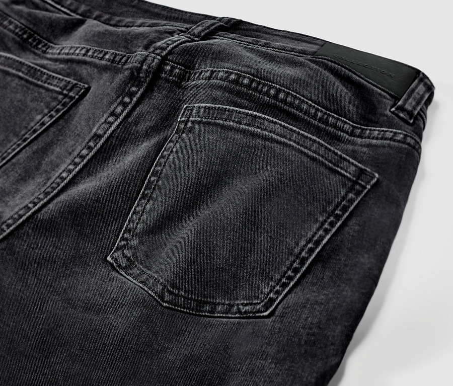 Vue détaillée de l'arrière d'un jean slim noir – Fit « Emma ».