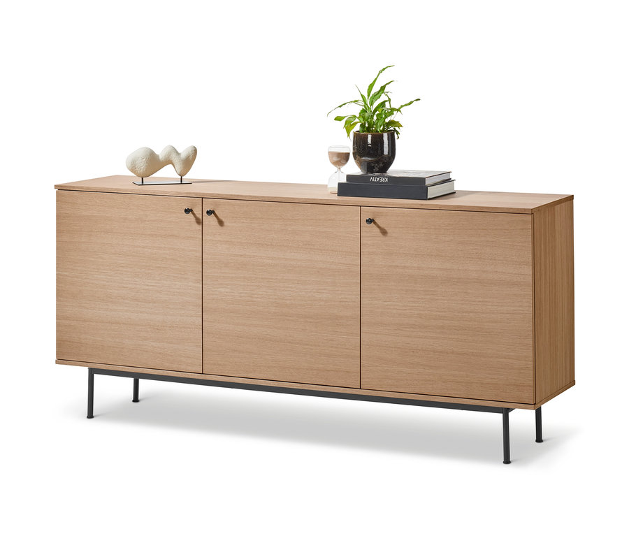 Buffet »Finnsbo« en bois clair avec trois portes et pieds noirs.