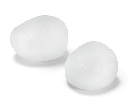 Deux pierres décoratives à LED sont posées sur une surface blanche.