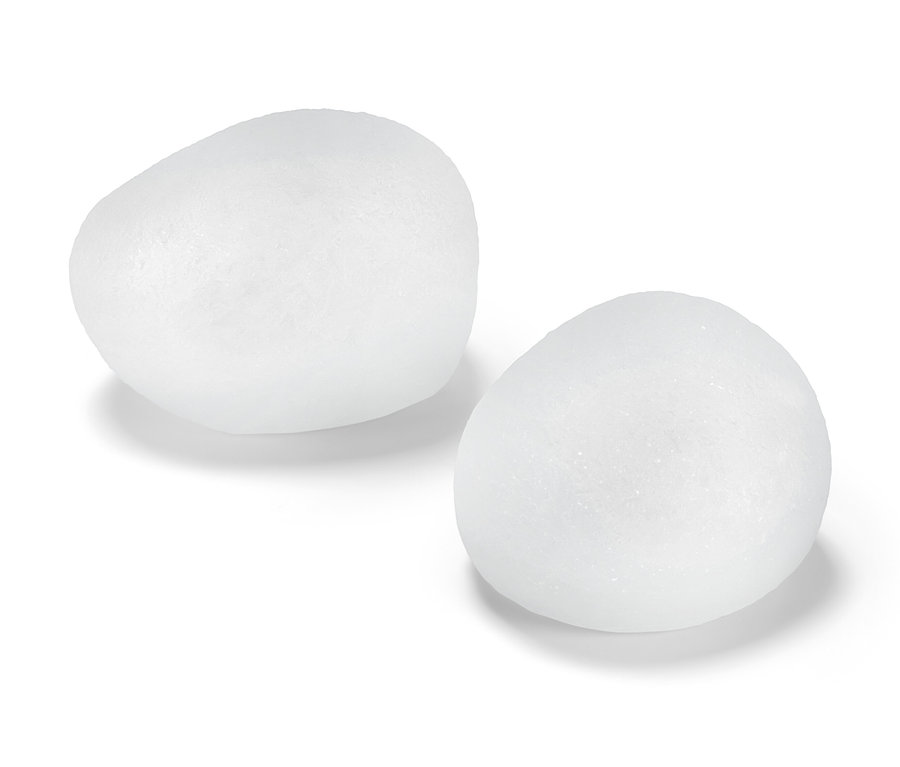 Deux pierres décoratives à LED sont posées sur une surface blanche.