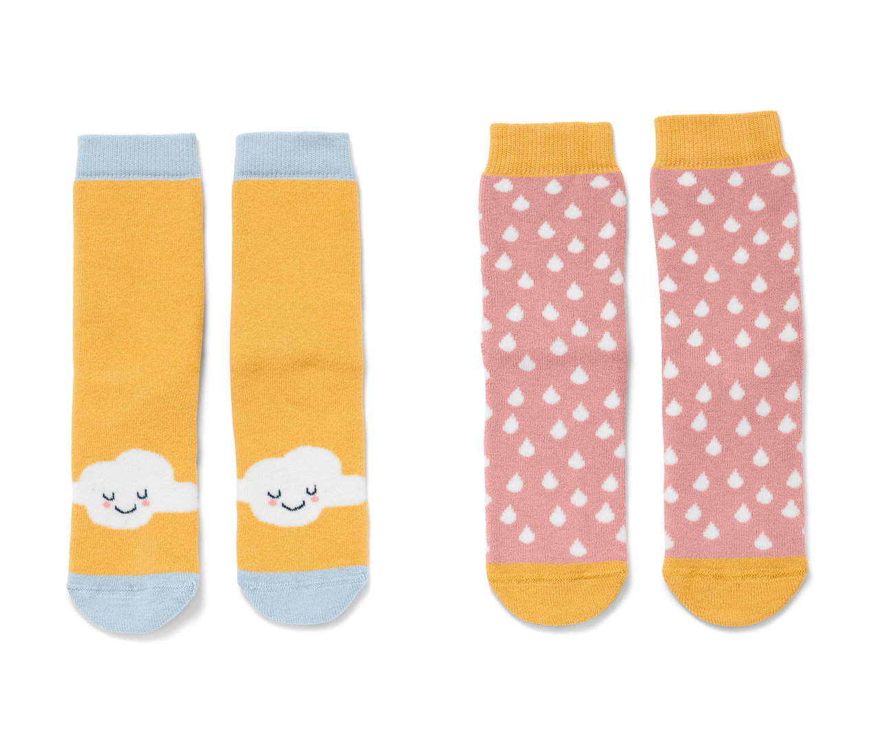 Deux paires de chaussettes antidérapantes roses pour tout-petits, une paire jaune avec des bords bleus et des nuages blancs, et une paire rose avec des gouttes blanches et des bords jaunes.