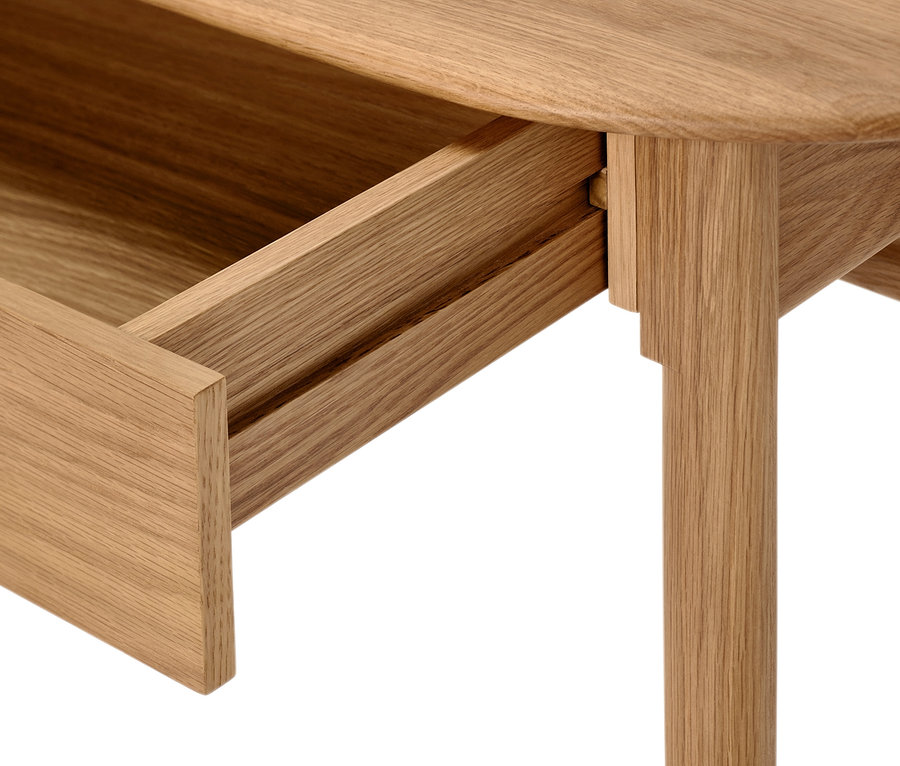 Gros plan sur un secrétaire avec tiroirs, dont un tiroir est ouvert.