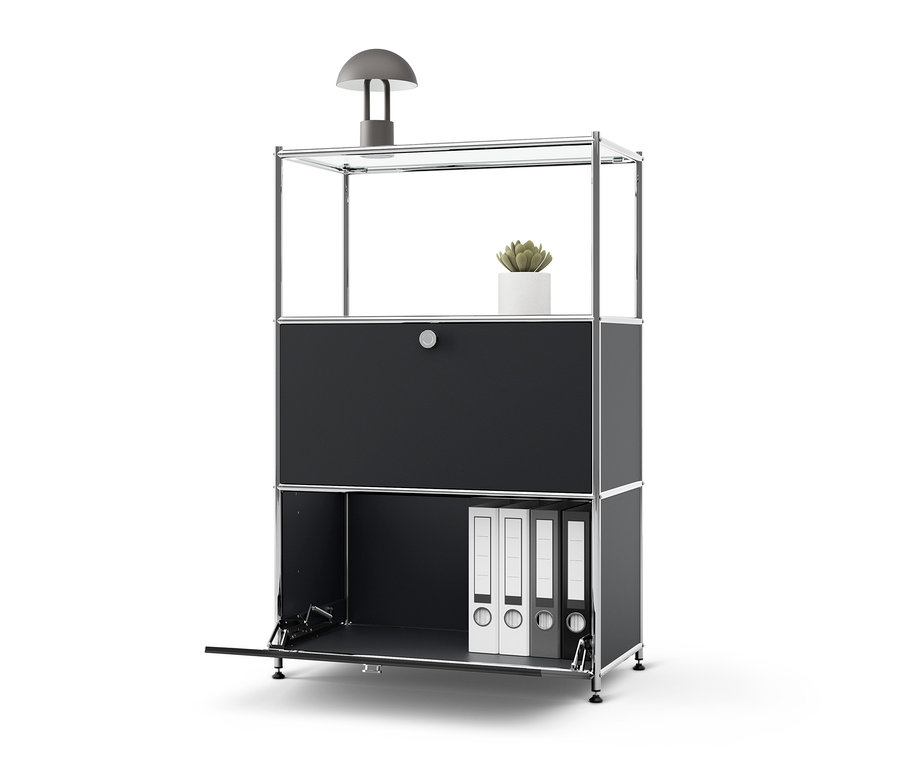 Commode en métal noire « CN3 » avec 2 compartiments à abattants, un compartiment inférieur ouvert avec trois classeurs, une lampe et une plante sur le dessus.