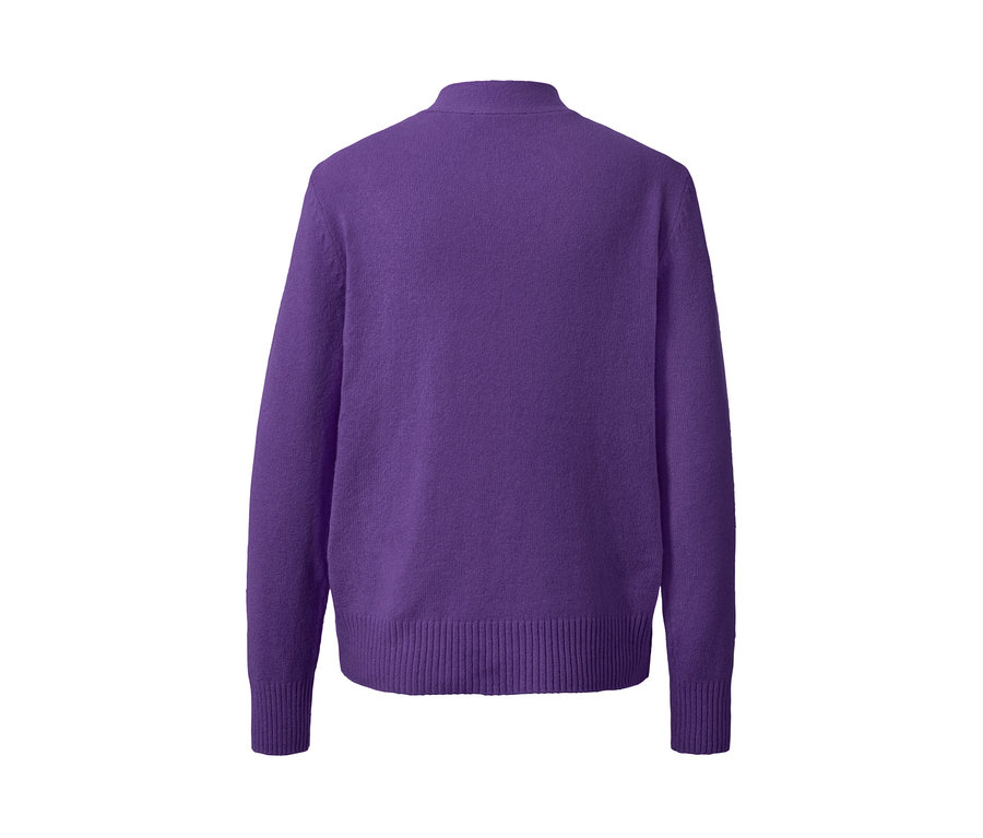 Jaquette en maille violette avec de la laine.