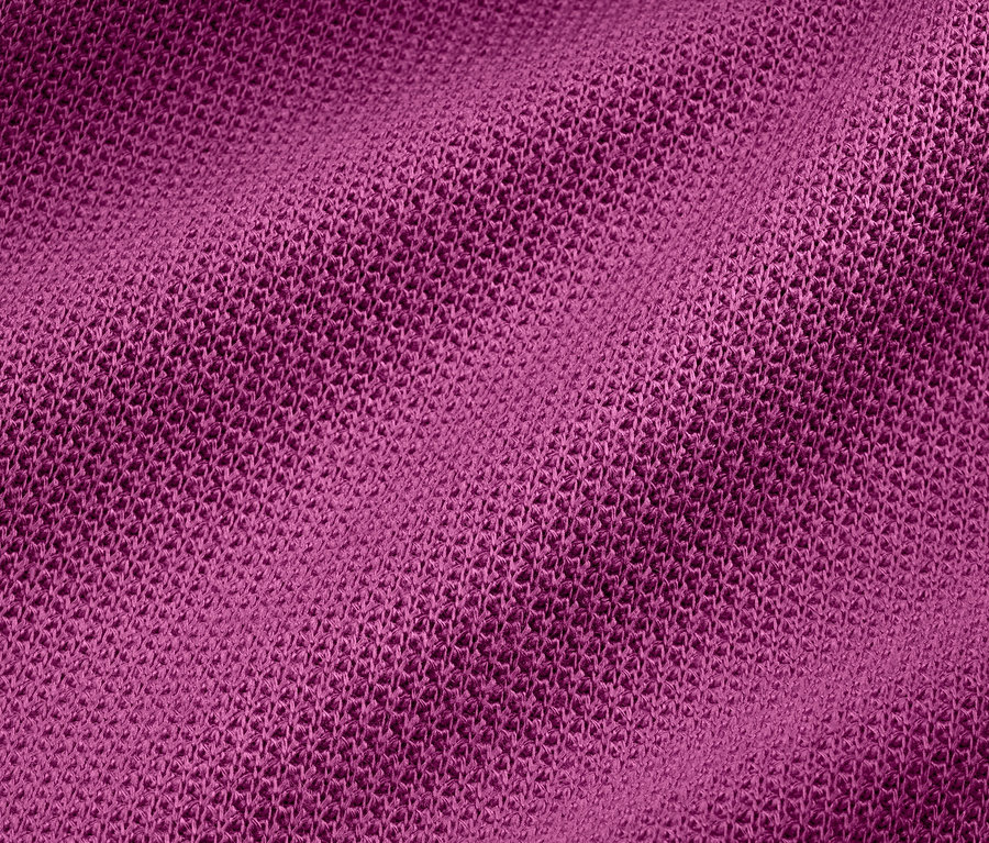Gros plan d'un tissu texturé de chemisier, couleur baie.