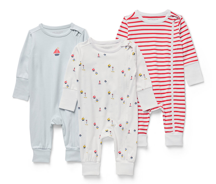 Trois pyjamas pour bébé à manches longues avec des motifs marins.