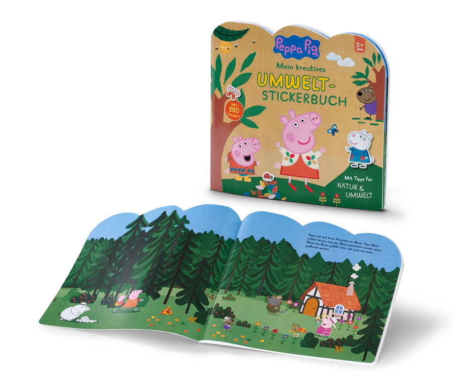 Deux livres. Un livre fermé « Peppa Pig ‒ mein kreatives Umwelt-Stickerbuch » (en Allemand). Un livre ouvert montre une scène de forêt.