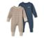 Deux pyjamas pour bébé : un bleu moyen avec des motifs et un rayé.